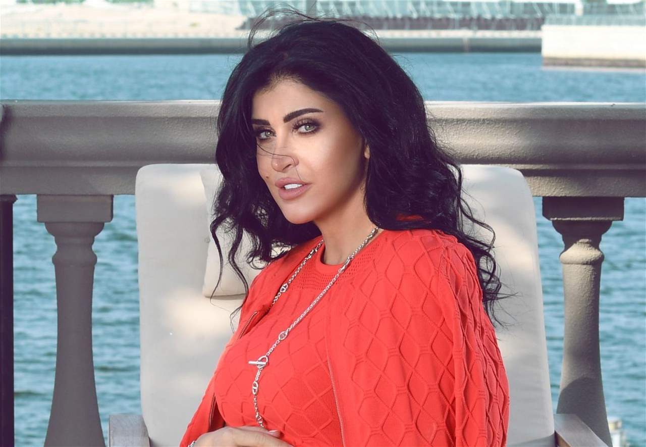 بالصور - جمانة مراد تطل بالحجاب بعد وفاة والدها  