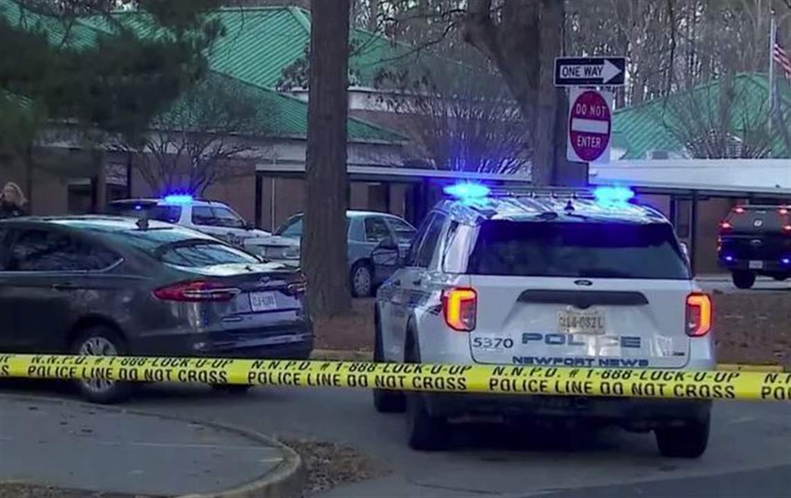 بعد مشادة بينهما... طفل بعمر 6 سنوات يطلق النار على معلمته داخل مدرسة في فرجينيا!