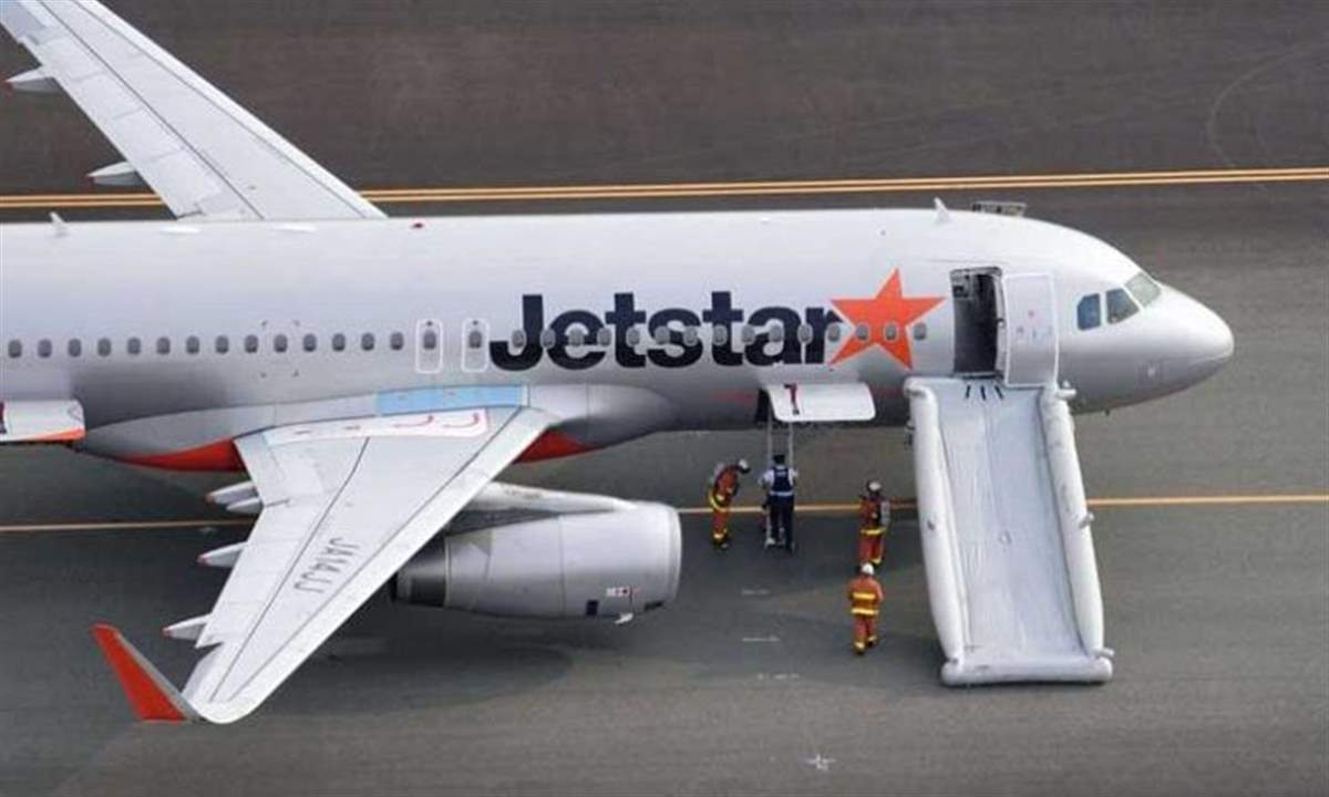 بالفيديو - طائرة تهبط اضطراريا في اليابان بعد تهديد بوجود قنبلة