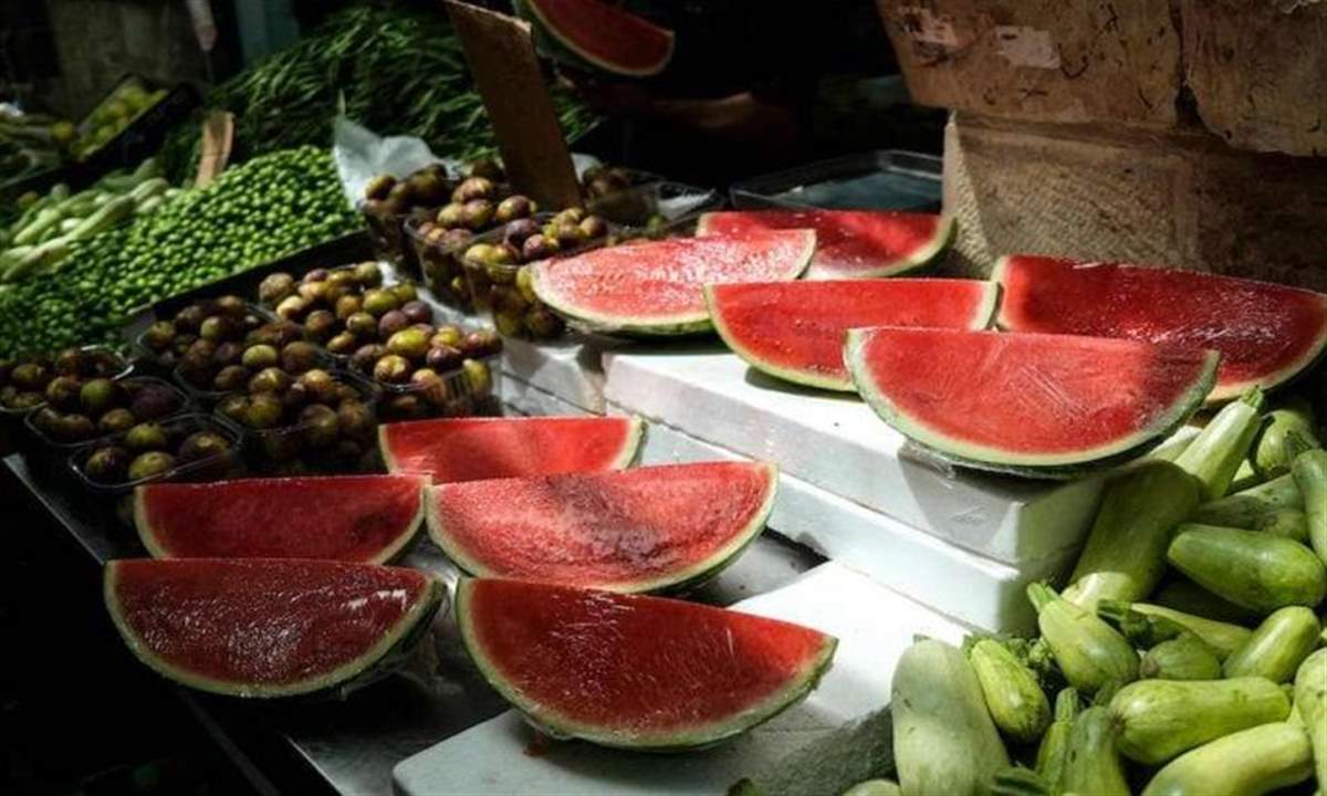 بالفيديو - بطيخ أحمر في "عز الشتاء" يثير الجدل في تونس!