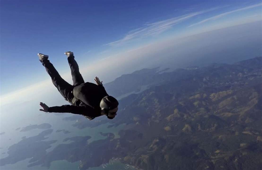 بالفيديو - أول شخص ينفذ قفزة من جسم ثابت على ارتفاع 1000 متر