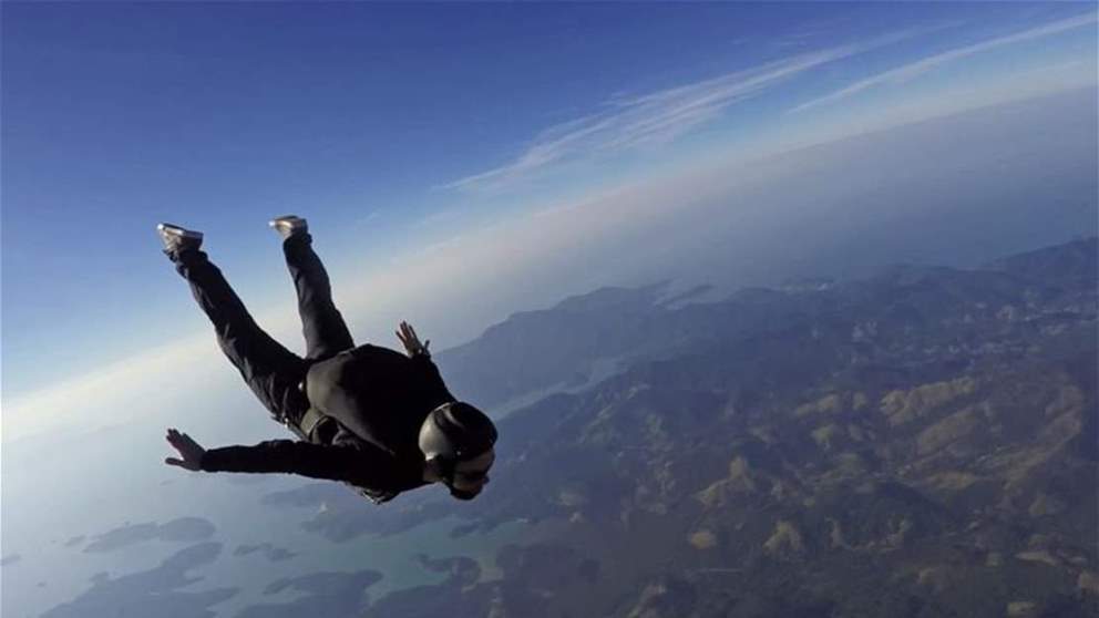 بالفيديو - أول شخص ينفذ قفزة من جسم ثابت على ارتفاع 1000 متر
