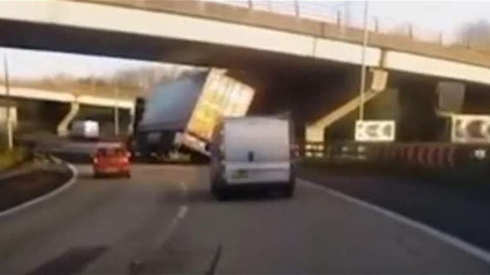 فيديو لحادث يحبس الأنفاس في بريطانيا إثر انقلاب شاحنة