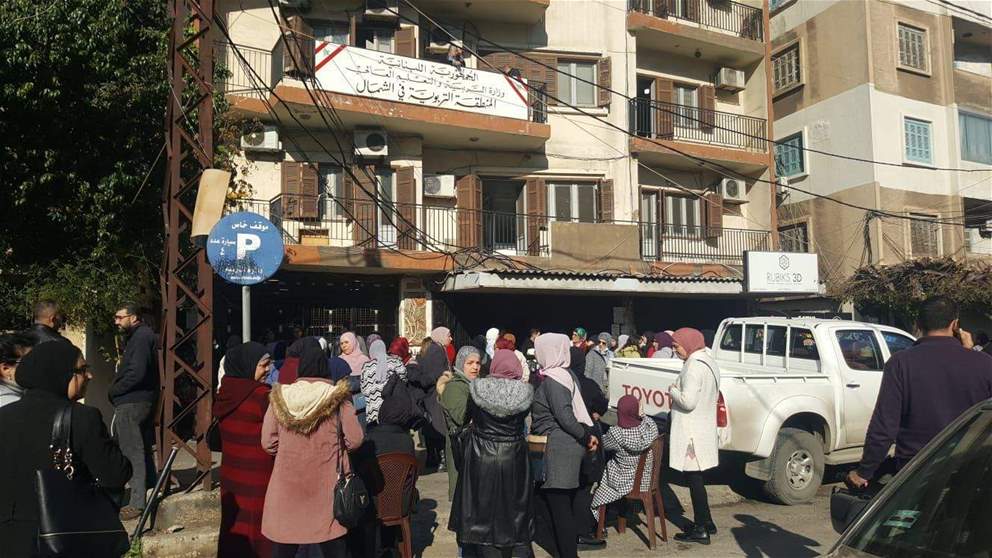 مراسل "الجديد": اعتصام للمعلمين بالتعليم الاساسي الرسمي امام المنطقة التربوية في طرابلس للمطالبة بحقوقهم بعد اعلانهم الاضراب المفتوح