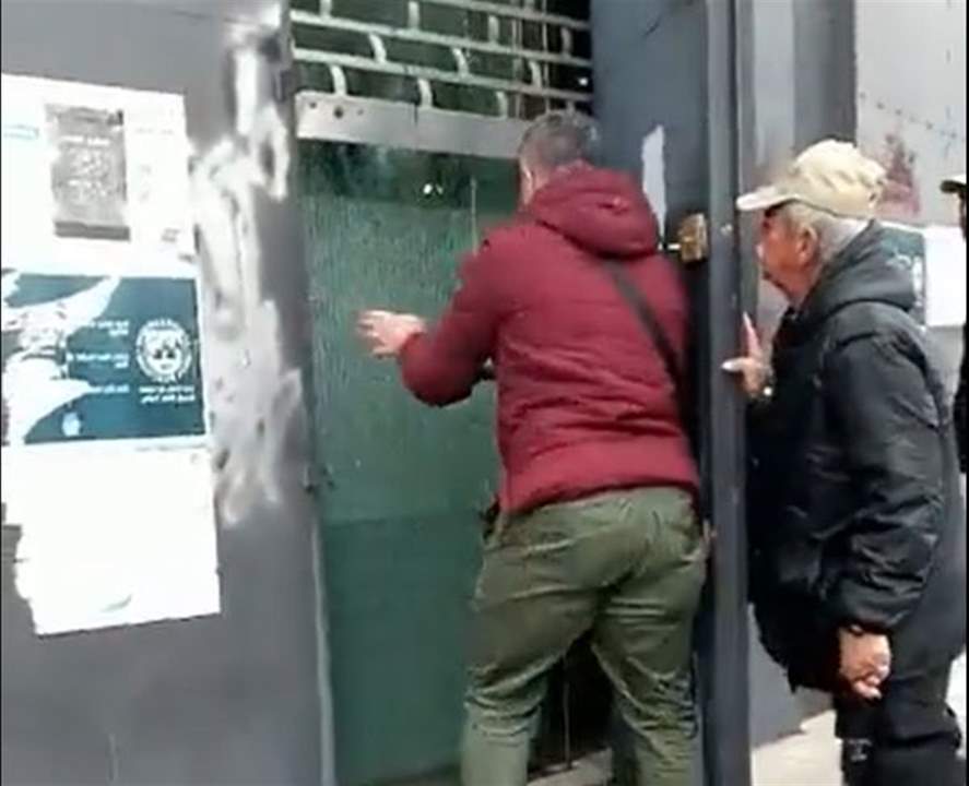 بالفيديو - مودع يطلق النار من مسدس حربي على باب بنك لبنان والمهجر في صيدا