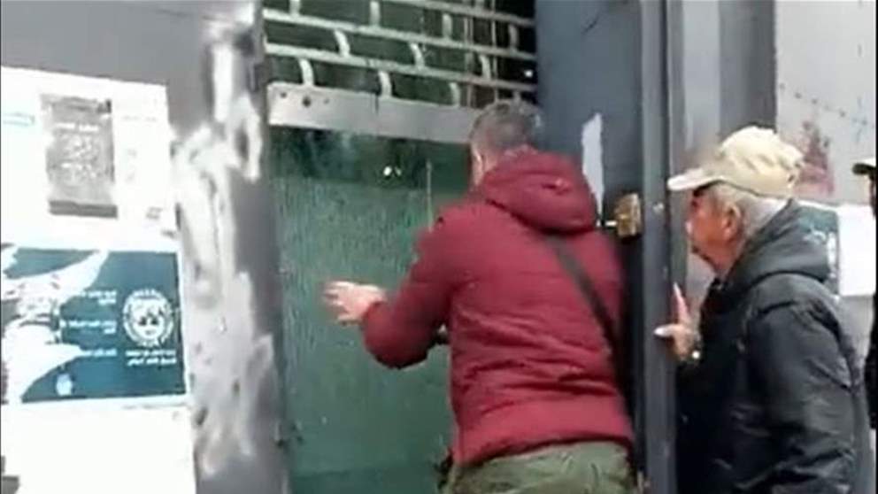 بالفيديو - مودع يطلق النار من مسدس حربي على باب بنك لبنان والمهجر في صيدا
