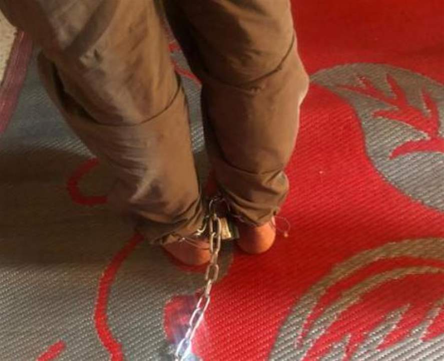 احتجز ابنه في غرفة النوم وربطه بجنزير حديدي وشعبة المعلومات حرّرت الشاب وأوقفت الوالد