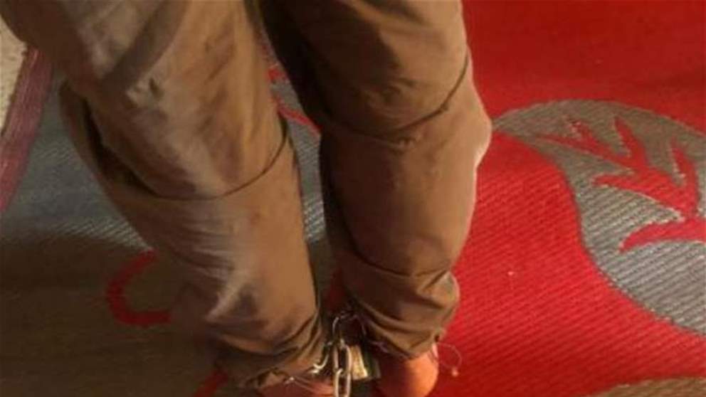 احتجز ابنه في غرفة النوم وربطه بجنزير حديدي وشعبة المعلومات حرّرت الشاب وأوقفت الوالد