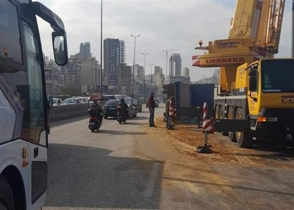 التحكم المروري: العمل جار لرفع الشاحنة محلة شارل الحلو باتجاه بيروت وعناصر من مفرزة سير بيروت الثالثة في المحلة لتسهيل السير