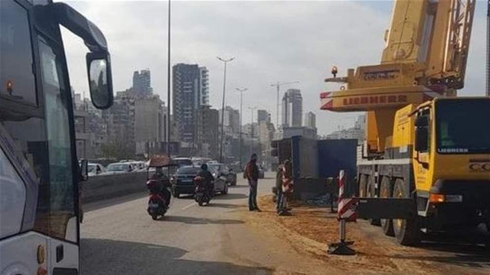 التحكم المروري: العمل جار لرفع الشاحنة محلة شارل الحلو باتجاه بيروت وعناصر من مفرزة سير بيروت الثالثة في المحلة لتسهيل السير