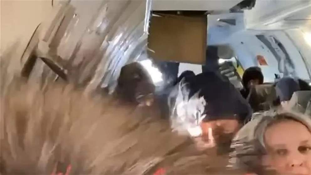   بالفيديو ـ ركاب طائرة روسية يعيشون لحظات من الرعب.. فتح بابها في الجو !!