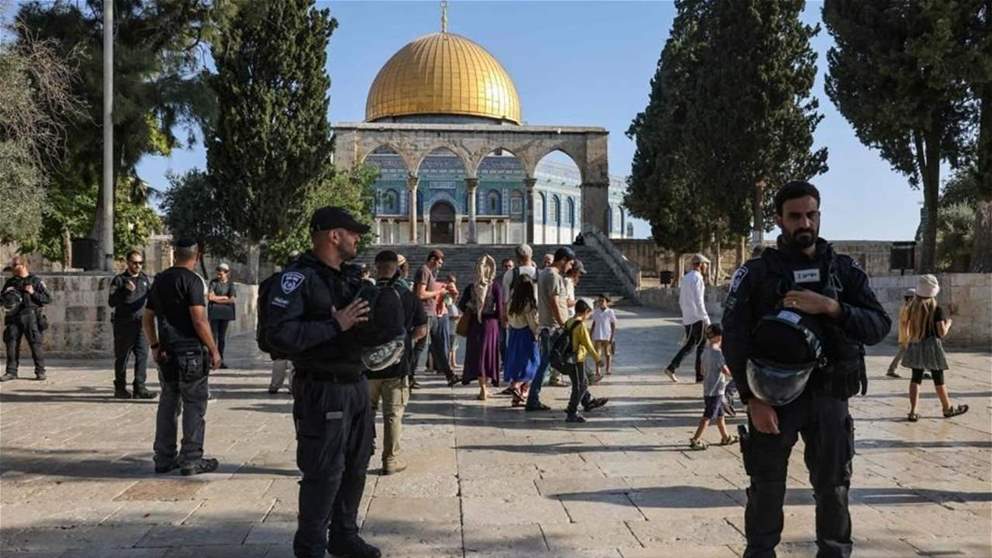     مستوطنون يقتحمون المسجد الأقصى بحماية مشددة من شرطة الاحتلال ويؤدون طقوسًا تلمودية