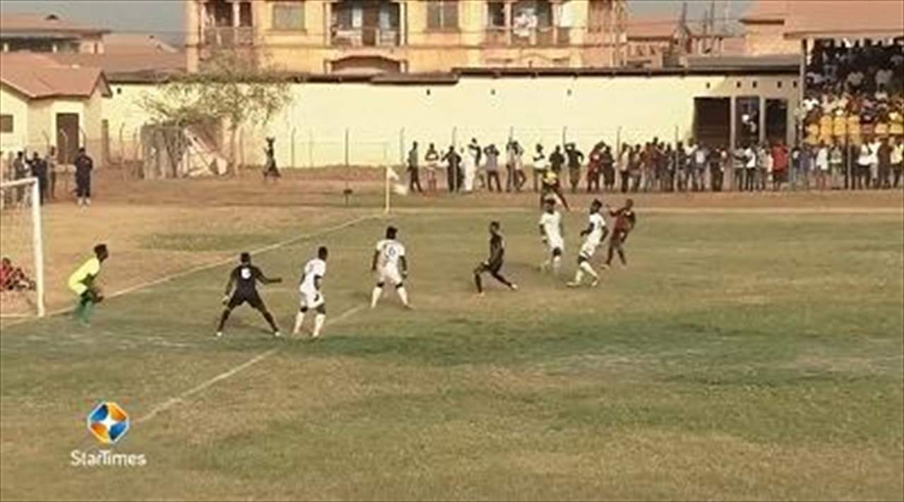فيديو - هدف رائع على ملعب ترابي في غانا