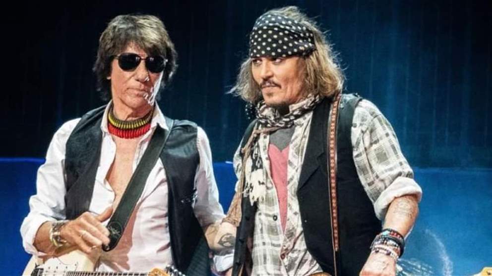 جوني ديب "محطم" بعد وفاة صديقه عازف الغيتار الشهير