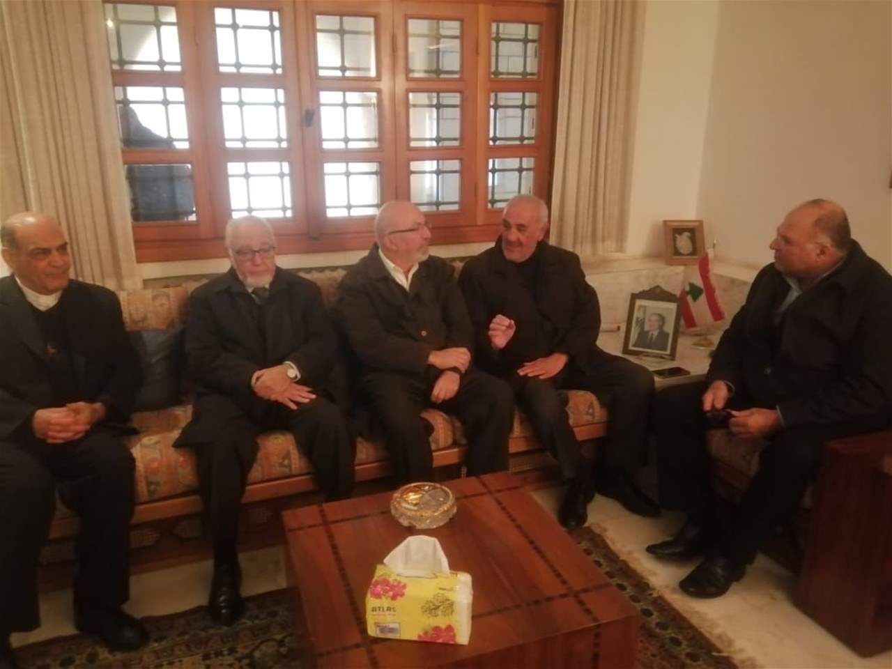 وفود معزية أمت دارة الرئيس حسين الحسيني في شمسطار مُعزية برحيله