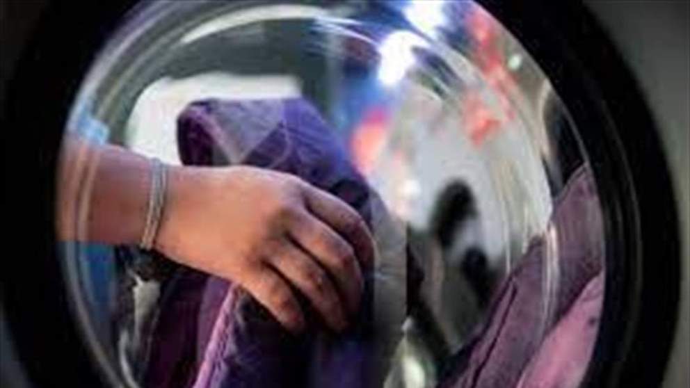 وفاة طلفة عثر عليها داخل غسالة ملابس