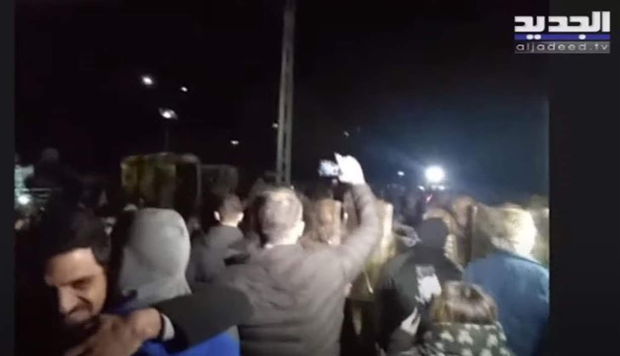 معتصمون يقطعون الطريق في جبيل تضامناً مع الناشط وليام نون ... للمتابعة مباشرة: 