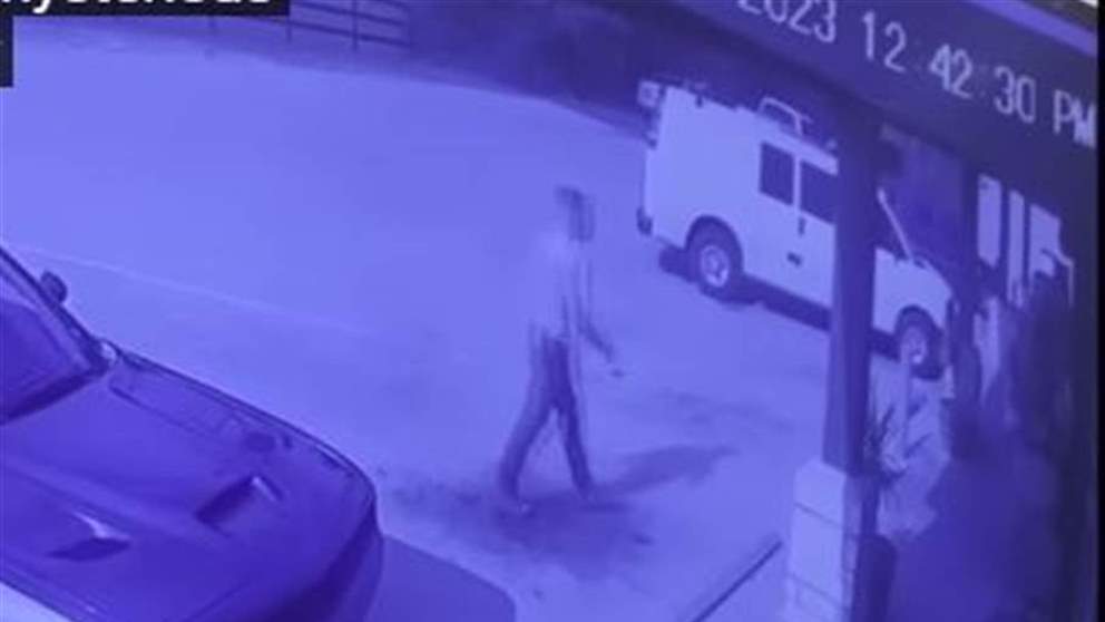 بالفيديو -  قطــ  ع رأس زوجته ثم سرق من مقر عملها!