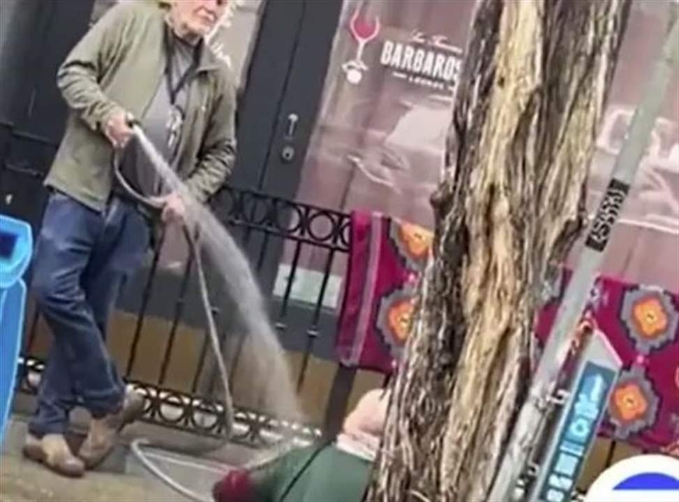 بالفيديو - يرش الماء باكراً على متشردة في عز البرد!