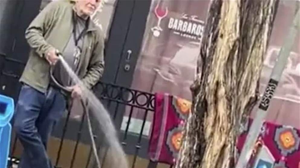 بالفيديو - يرش الماء باكراً على متشردة في عز البرد!