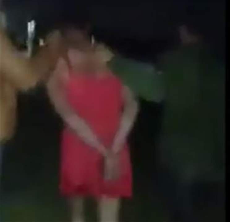 بعد خطفه ... جردوه من ملابسه والبسوه قميص نوم نسائي قبل ان يجروه في الشوارع!