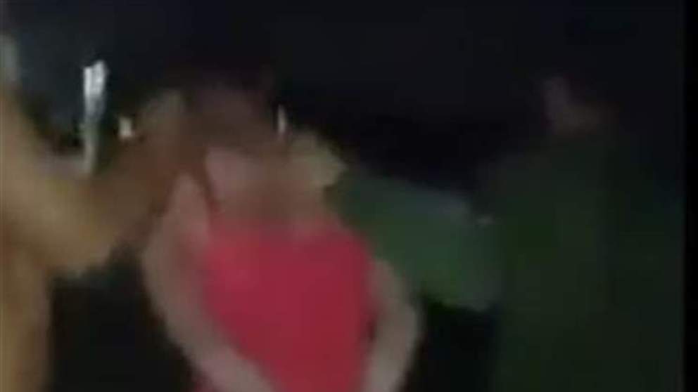 بعد خطفه ... جردوه من ملابسه والبسوه قميص نوم نسائي قبل ان يجروه في الشوارع!