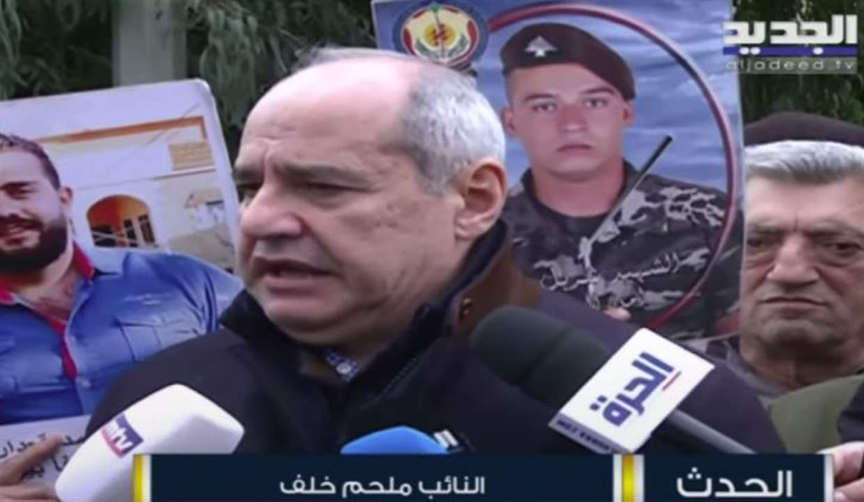 النائب ملحم خلف من امام مركز امن الدولة في الرملة البيضاء :  "عنا جهازان تابعان لنفس الشخص فاتحان تحقيقات بنفس الموضوع... هذا الأمر لا يمكن بان يدار بهذه الخفة  