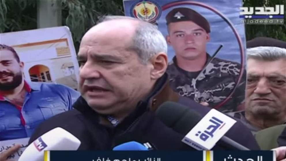 النائب ملحم خلف من امام مركز امن الدولة في الرملة البيضاء :  "عنا جهازان تابعان لنفس الشخص فاتحان تحقيقات بنفس الموضوع... هذا الأمر لا يمكن بان يدار بهذه الخفة  