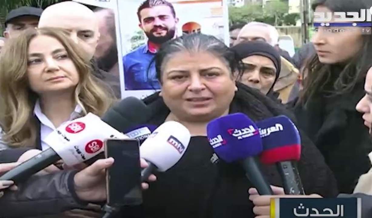 والدة وليام نون من امام مركز امن الدولة في الرملة البيضاء : حقنا نطالب مين حرمنا اولادنا.. شو عامل وليام وشو ذنبه؟