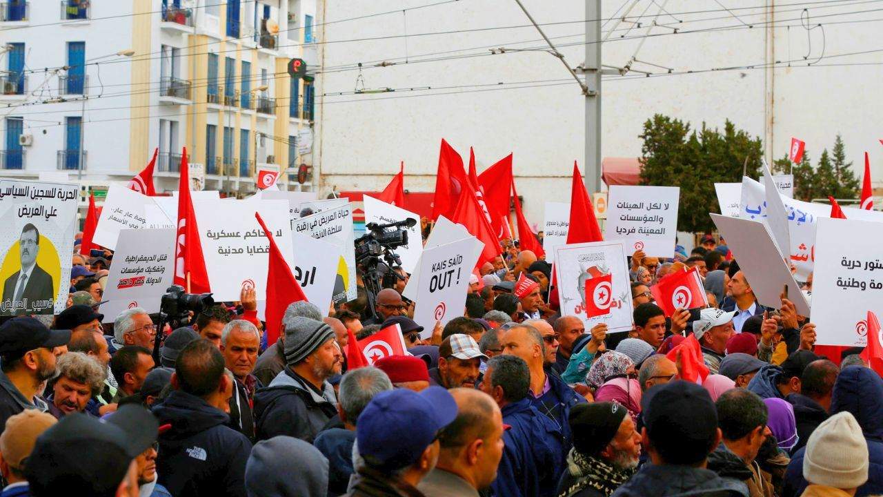 تونس تنتفض من جديد في ذكرى الثورة..المتظاهرون يطالبون بتنحي قيس سعيد
