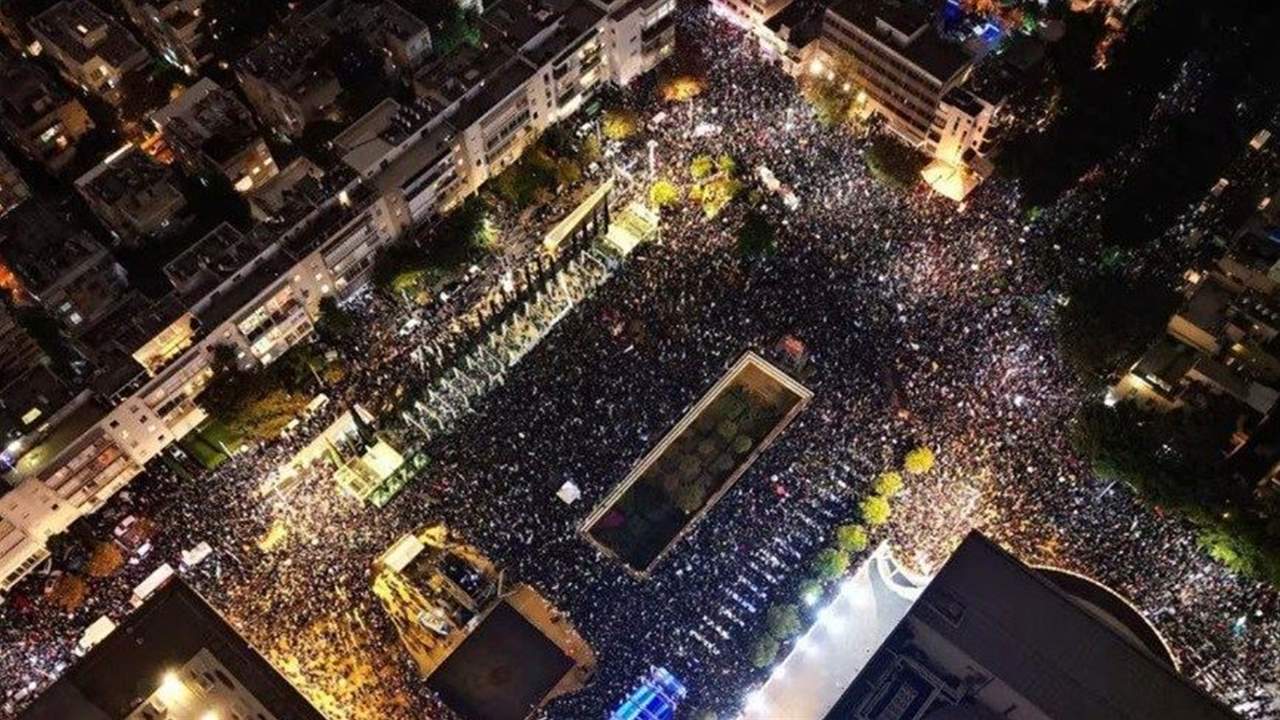 تظاهرة حاشدة في تل أبيب.. 100 ألف يتجمعون في ميدان المنصة ضد حكومة نتنياهو