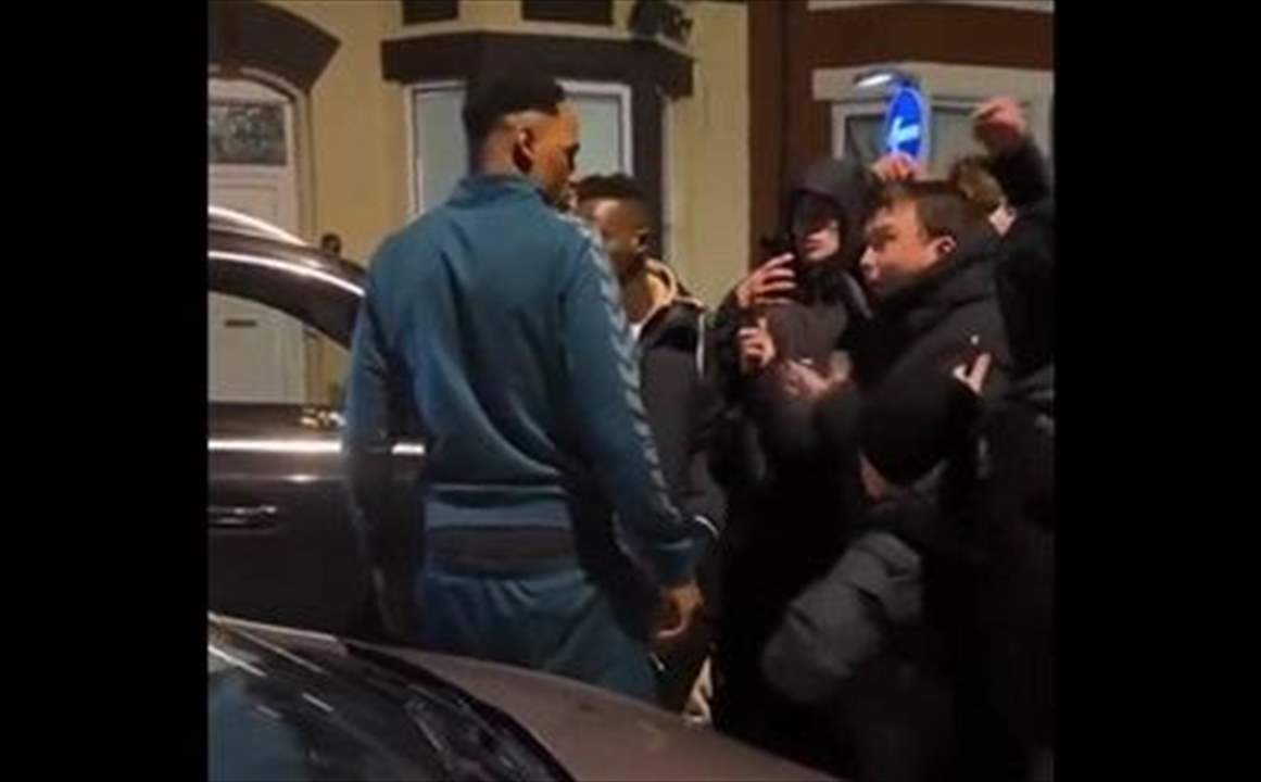 فيديو - نجم ايفرتون يحاور الجمهور الغاضب في الشارع