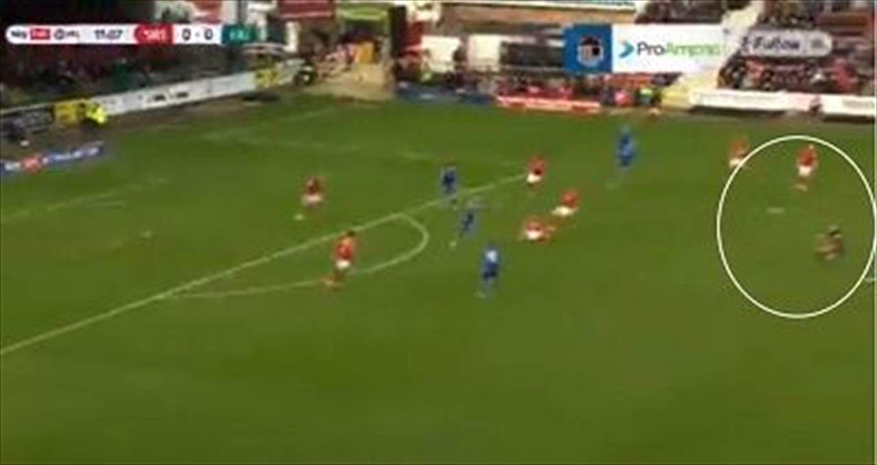 بالفيديو - كرة في الرأس تُخرج الحكم على حمّالة !!