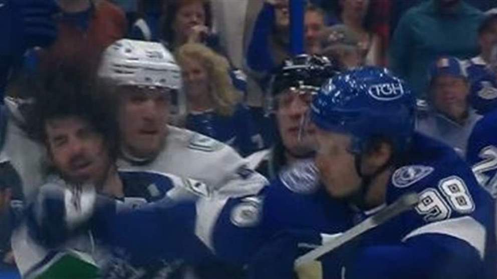 بالفيديو - الروسي لكم الأميركي مباشرة على الهواء