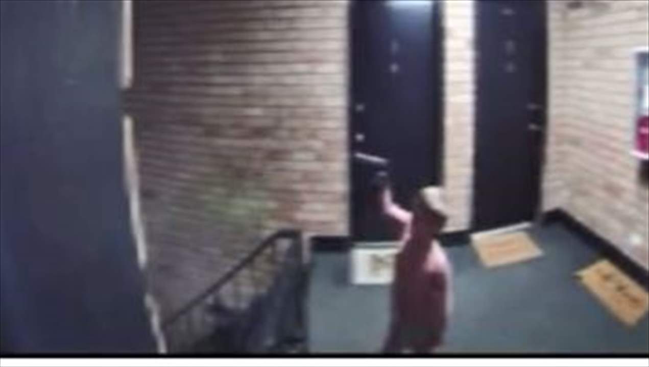 بالفيديو - طفل يلهو بمسدس محشو بالرصــ  اص... ضغط على الزناد ونجا باعجوبة!