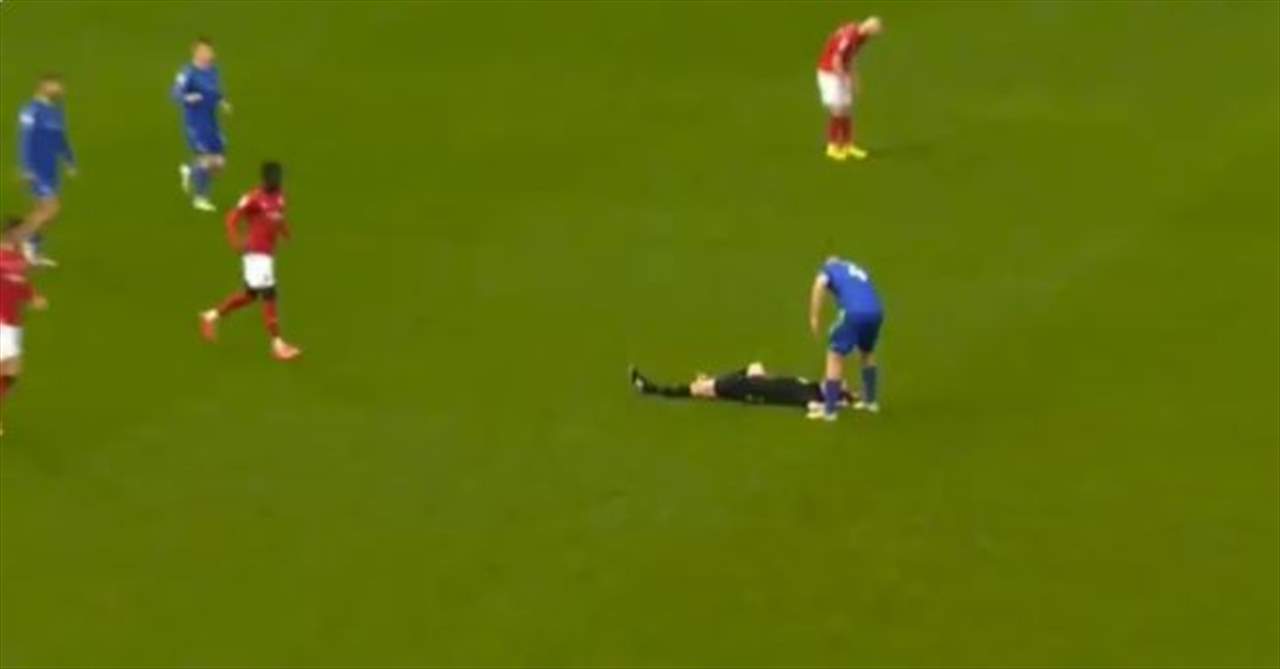 بالفيديو - إصابة حكم مباراة كرة قدم وسط تصفيق الجمهور!