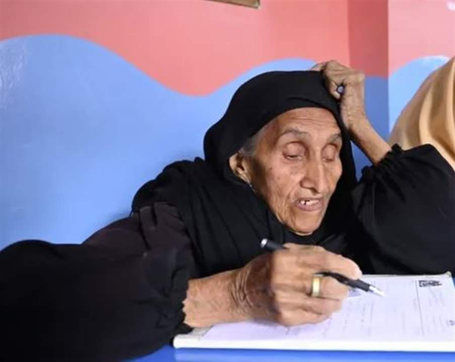 بعمر 87 عاما.. عجوز تخوض امتحان محو الأمية لاستكمال تعليمها!