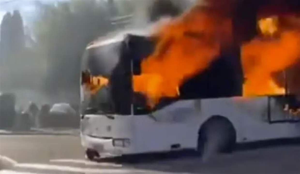 بالفيديو - حافلة مدرسية تسير وهي مشتعلة!