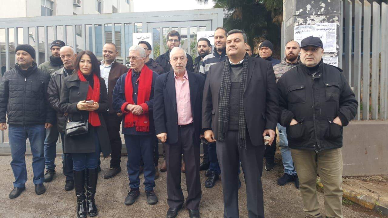 للمطالبة برواتبهم المحتجزة.. موظفو وزارة الإتصالات يعتصمون في طرابس