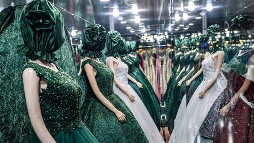 بالصور ـ قرار جديد من الحركة يثير الجدل .. "طالبان" تأمر بتغطية رؤوس "دمى" ملابس النساء !
