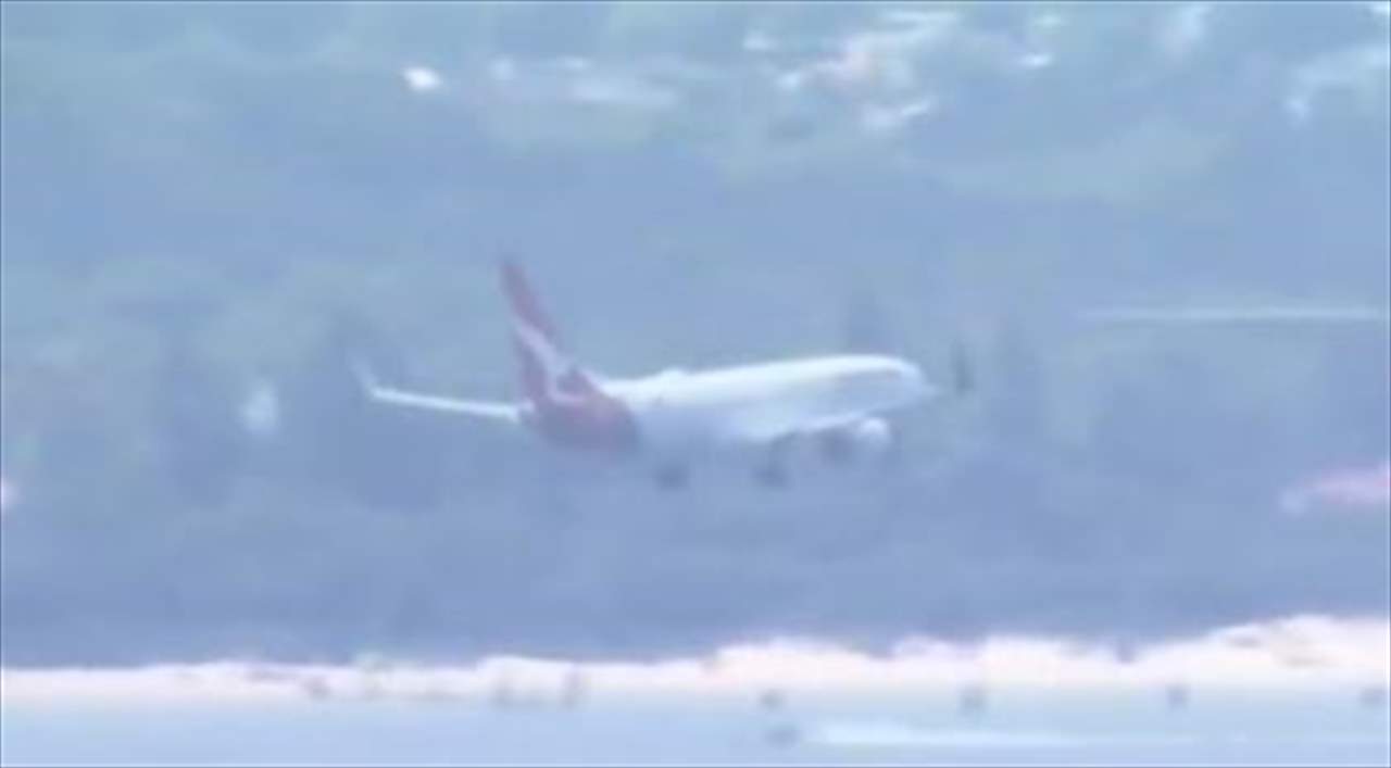 بالفيديو.. هبوط طائرة أسترالية بعد توقف محركها في الجو
