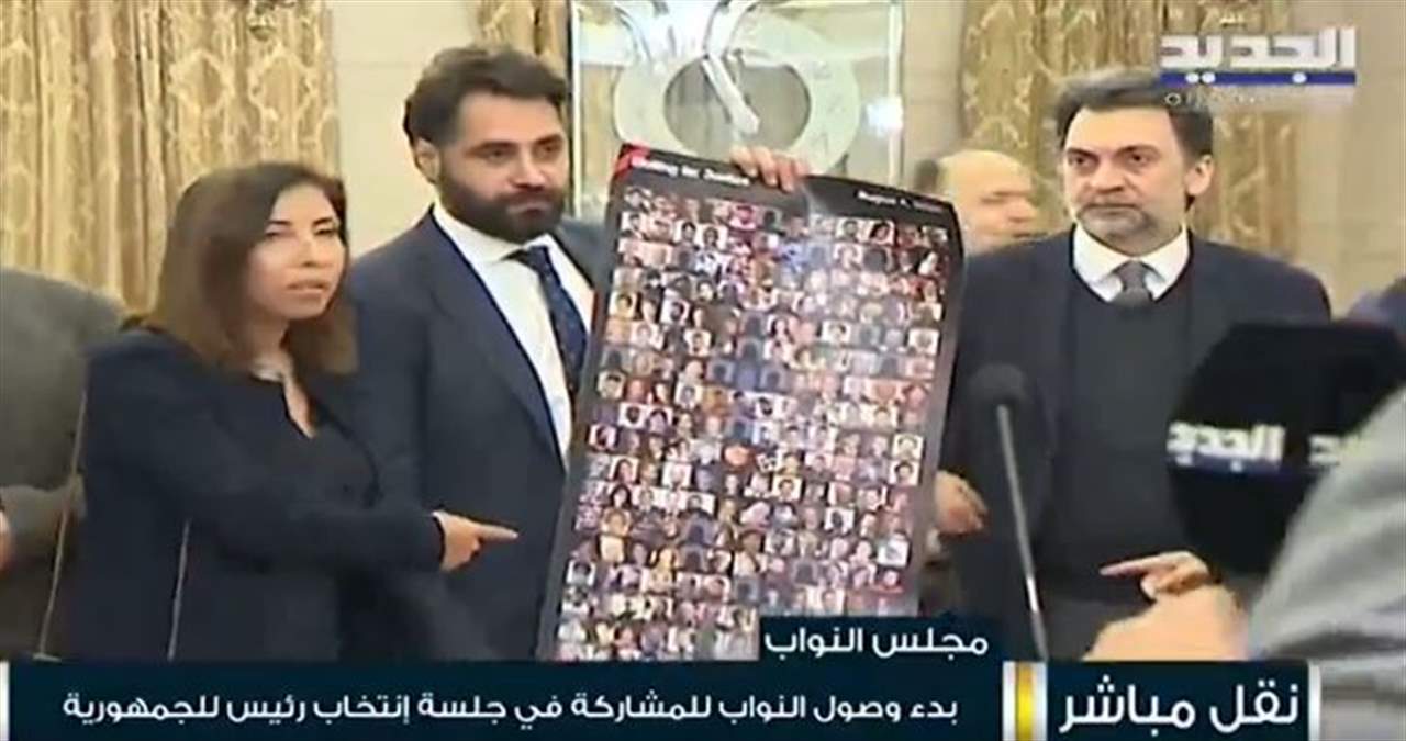 بالفيديو- جدال بين قاسم هاشم ونواب التغيير عند دخولهم إلى البرلمان مع صورة لشهداء المرفأ: كفاكم متاجرة بالدماء.. وحليمة قعقور ترد!