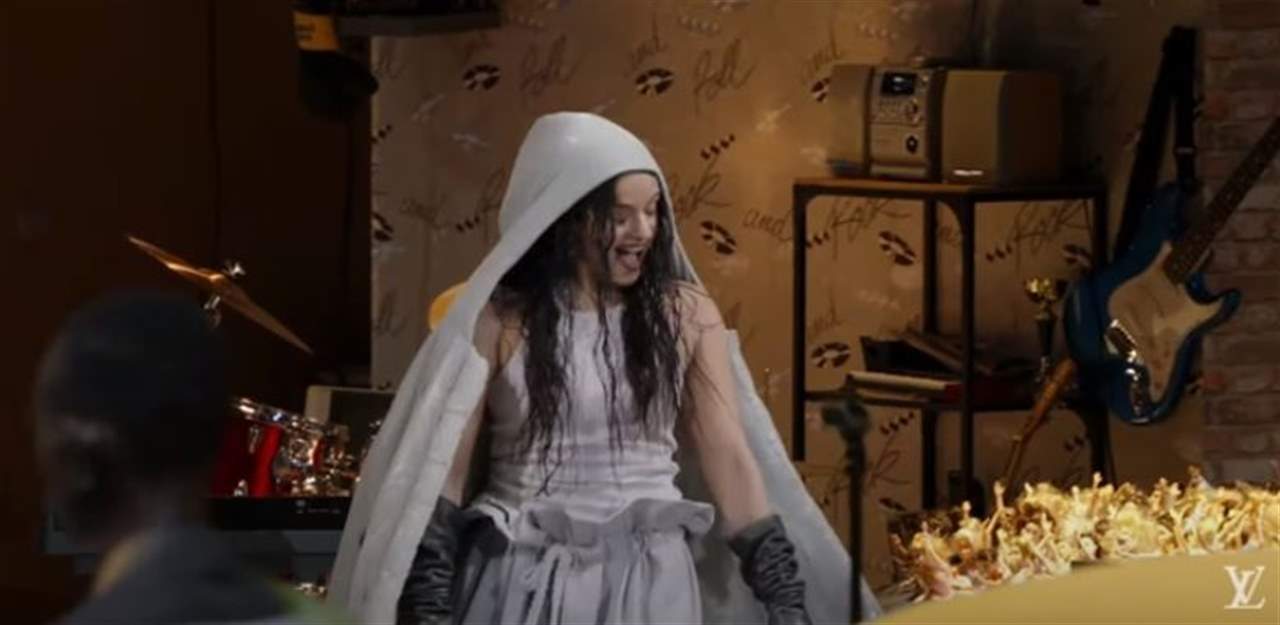 عرض ازياء لـ Louis Vuitton على انغام اغنية "بسبوس عاشق بسة"