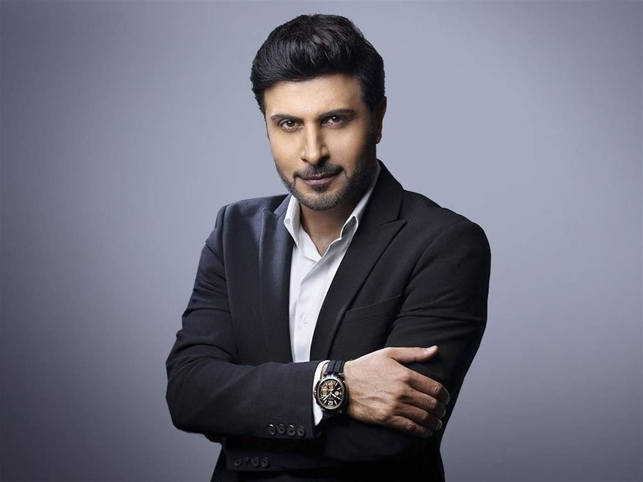 ماجد المهندس يسجد ويقبل الارض لحظة وصوله الى العراق 