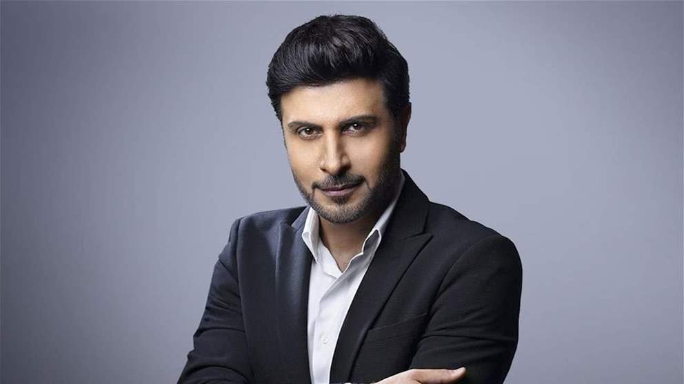 ماجد المهندس يسجد ويقبل الارض لحظة وصوله الى العراق 