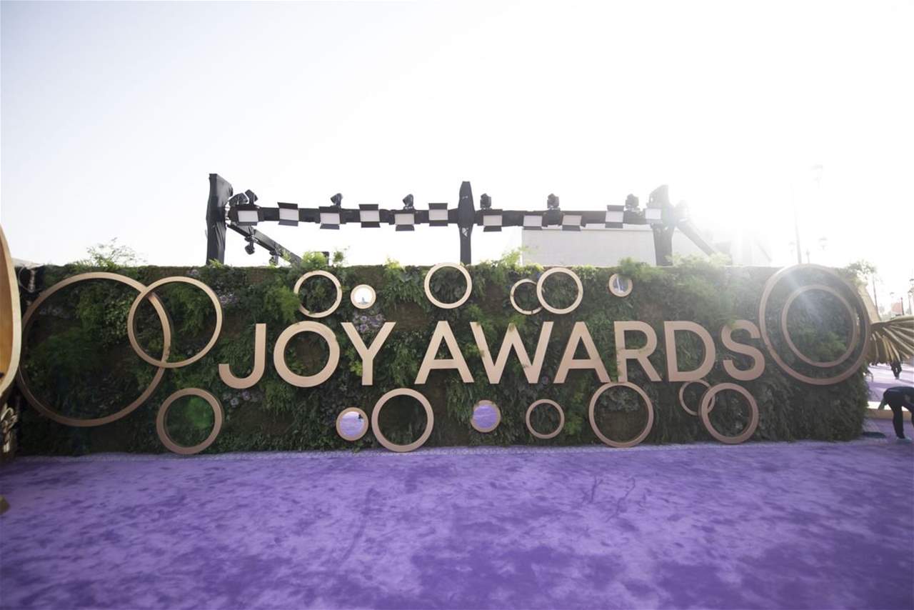عفوية راغب علامة وماغي بو غصن و نادين نجيم لحظة توجههم الى joy awards 