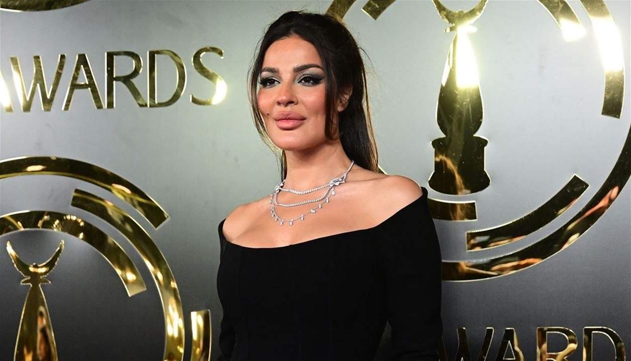 دموع نادين نسيب نجيم تخونها على مسرح Joy Awards