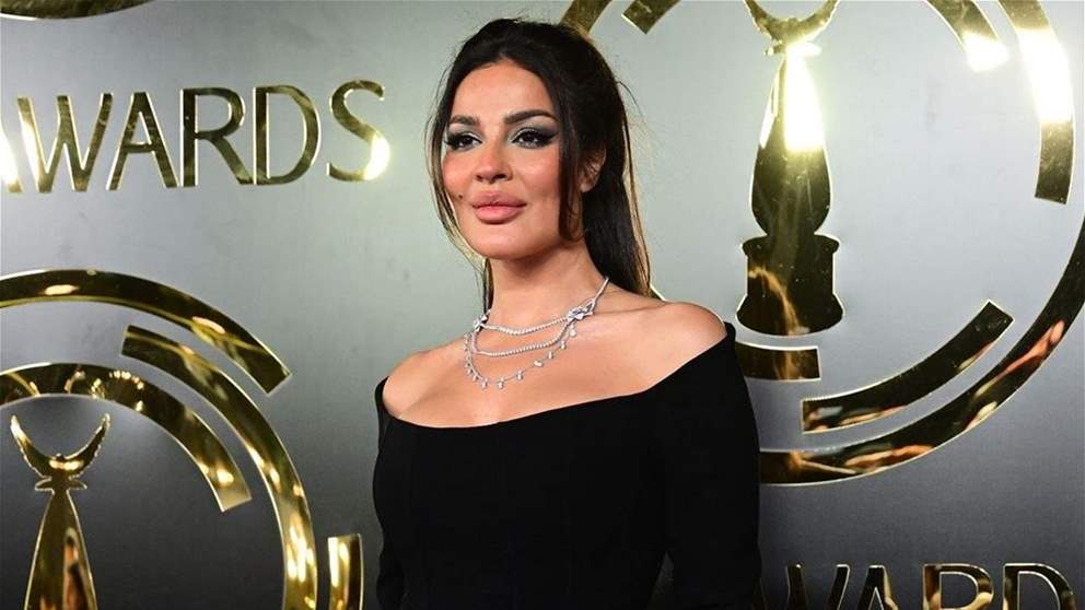 دموع نادين نسيب نجيم تخونها على مسرح Joy Awards