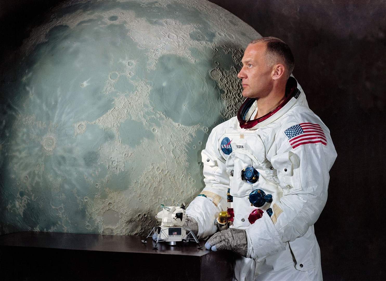 باز ألدرين ثاني رائد فضاء يسير على القمر يتزوج للمرة الرابعة في عامه الـ93