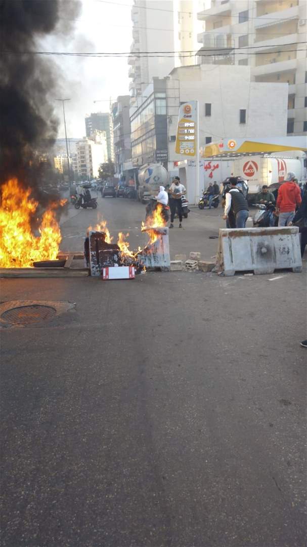 قطع طريق صيدا القديمة بالاطارات المشتعلة احتجاجا على تردي الاوضاع الاقتصادية